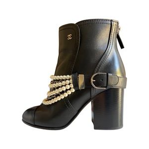 CHANEL boots